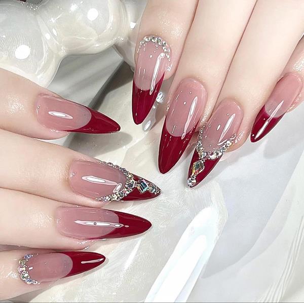 Nail đính đá sang trọng màu đỏ móng nhọn
