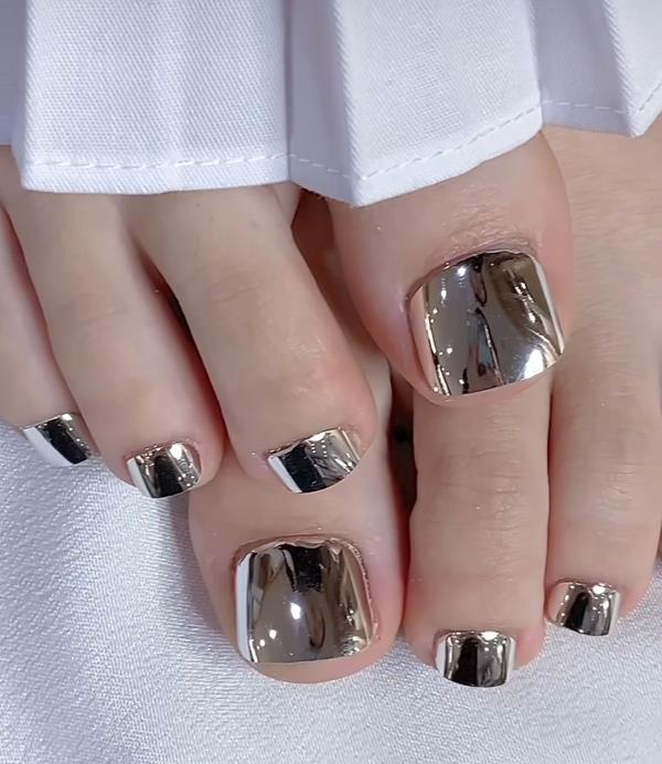 Mẫu móng chân tráng gương sáng nổi bật