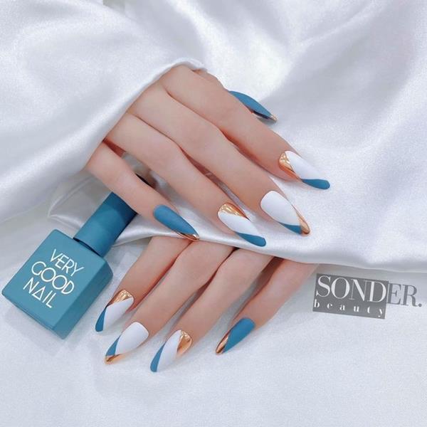 Nnail sang trọng màu xanh dương phối trắng