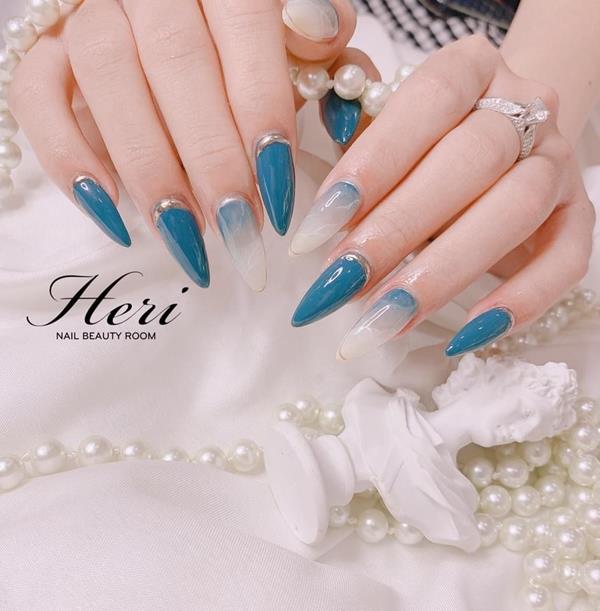 Nnail sang trọng màu xanh dương phối trắng đính đá