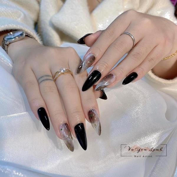 Mẫu nail đơn giản sang trọng màu đen
