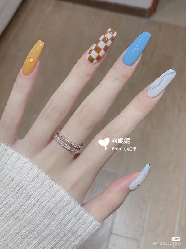 Nail tay vuông dễ thương sắc màu