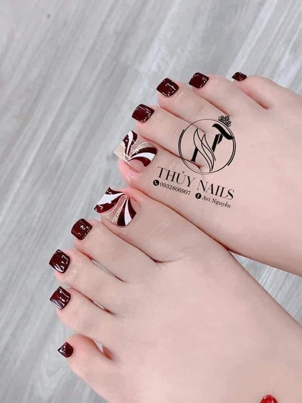 Mẫu nail chân vuông tone đỏ