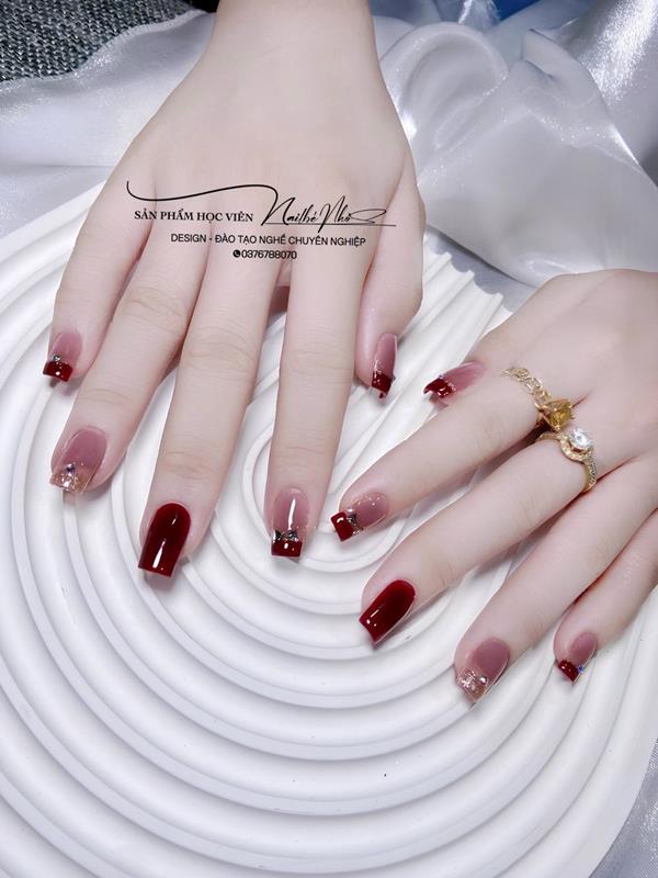 Mẫu nail form vuông sơn đỏ