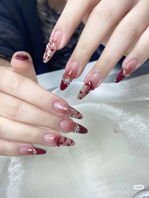 Form móng tron nhọn sơn đỏ