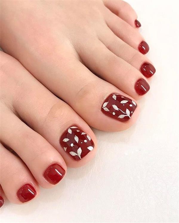 Móng chân đơn giản màu đỏ vẽ lá
