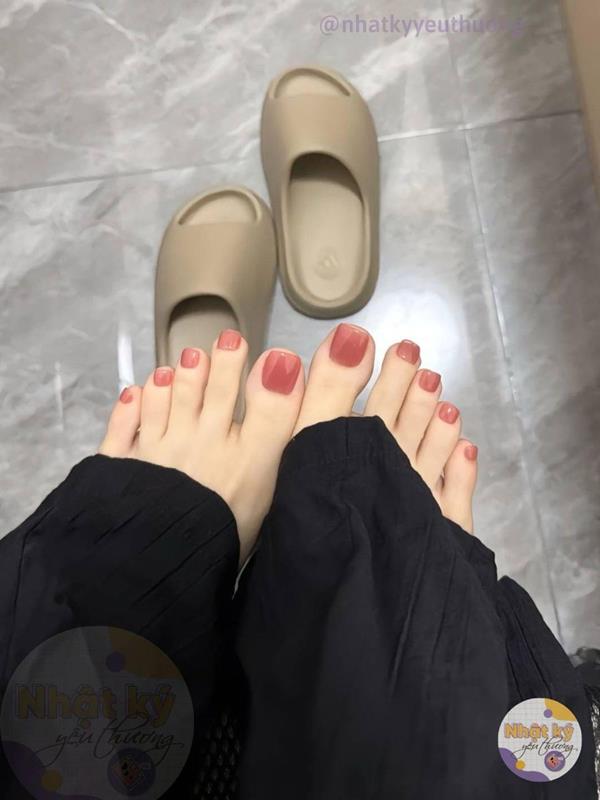 Mẫu móng chân màu hồng thạch ấn tượng