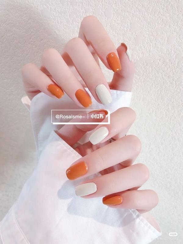 Nail tay 2023 đơn giản màu cam trắng