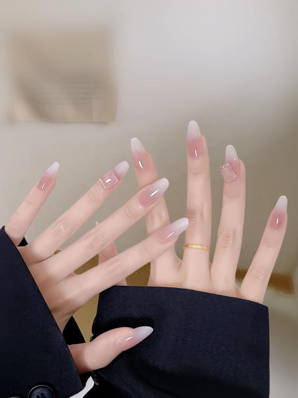 Nail tay móng nhọn đính đá đơn giản
