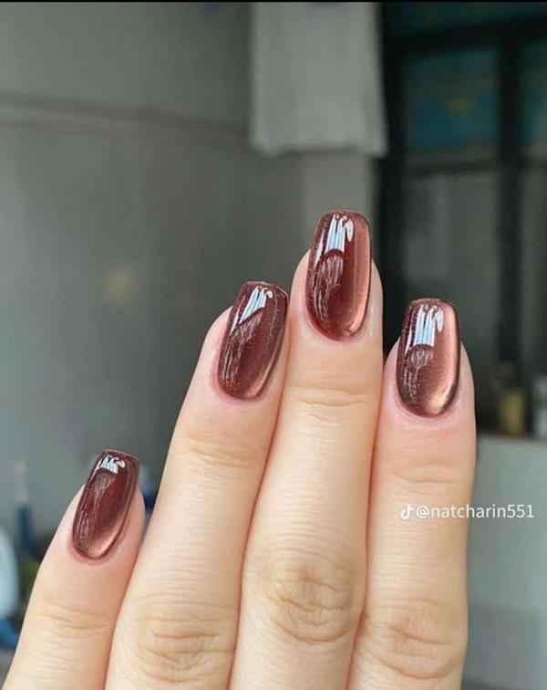 Ảnh móng tay sơn thạch màu nâu đậm