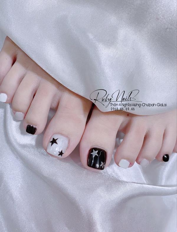 Nail chân màu đen trắng vẽ sao