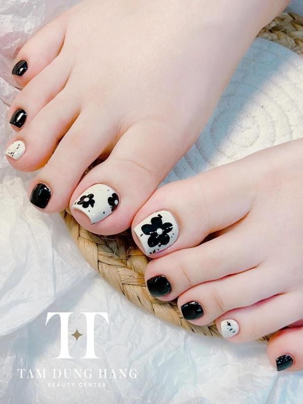 Nail chân màu đen trắng vẽ hoa