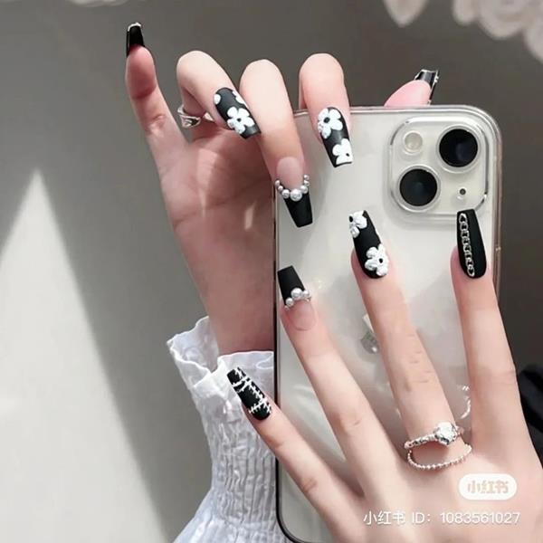 Mẫu nail màu đen trắng cute