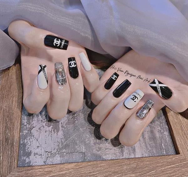 Ảnh nail màu đen trắng gucci sang chảnh
