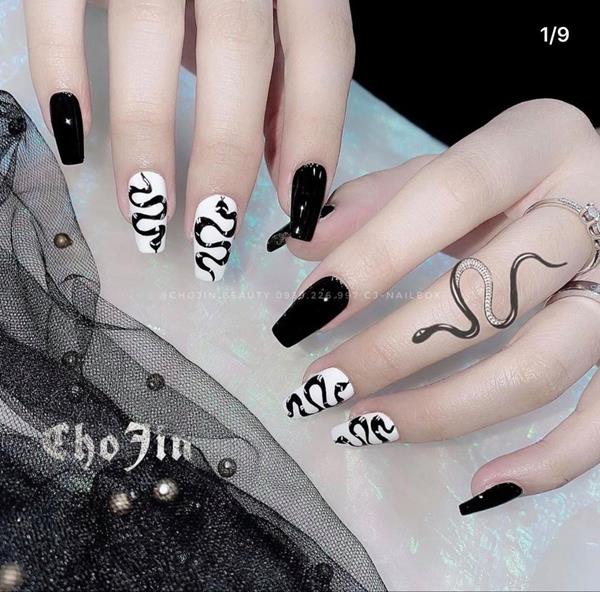 Hình nail màu đen trắng vẽ rắn ngầu chất