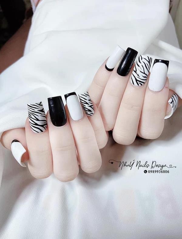 Mẫu móng vuông màu đen trắng đơn giản