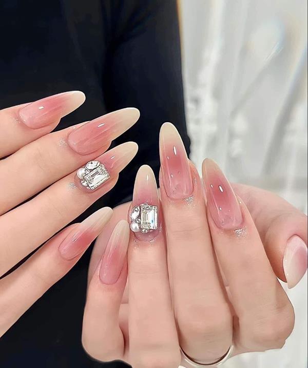 Nail tay ombre trắng hồng đính đá móng nhọn