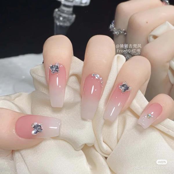 Nail tay ombre trắng hồng đính đá móng vuông