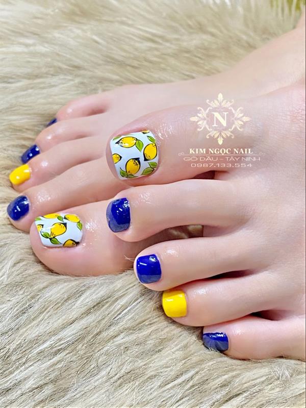 Mẫu móng chân cute tone vàng xanh