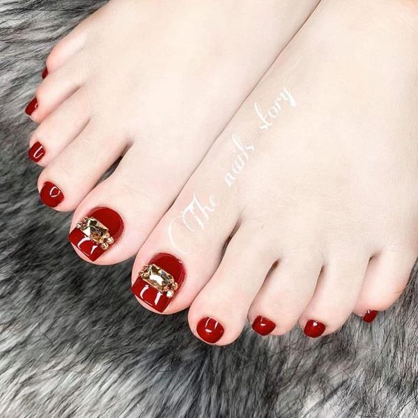 Móng chân sơn màu đỏ cherry tươi mới