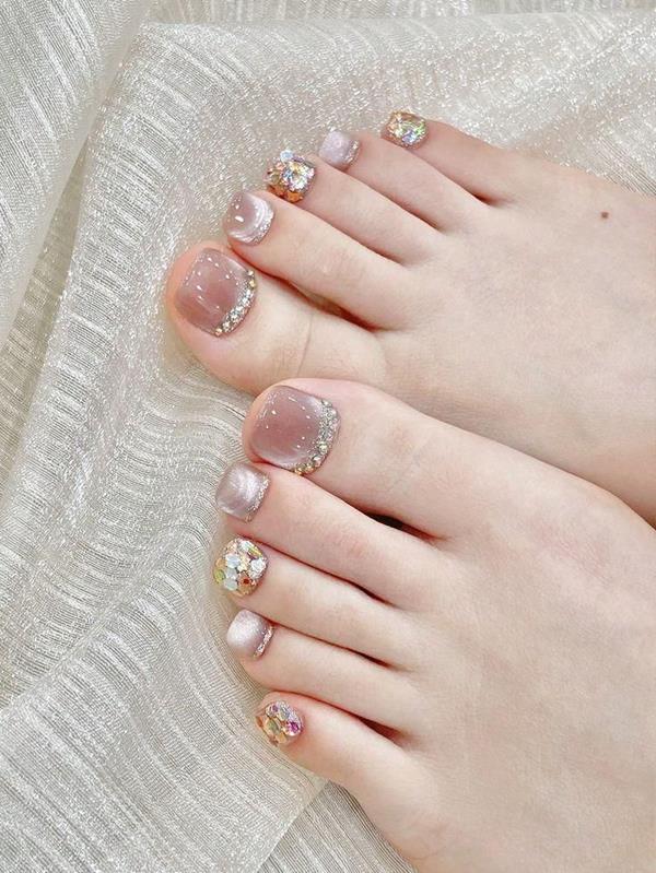 Ảnh nail chân mắt mèo màu tone nâu nhạt