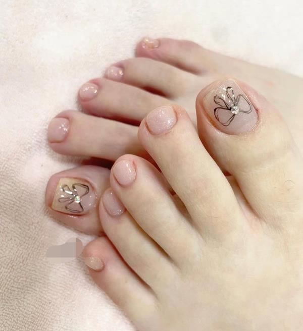 Mẫu nail chân đẹp đính đá nhẹ nhàng