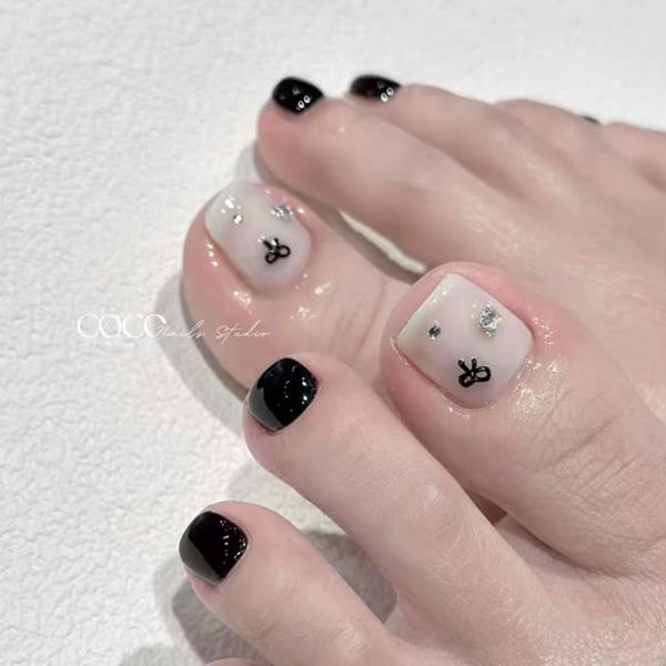 Mẫu móng chân nhẹ nhàng đính đá đơn giản