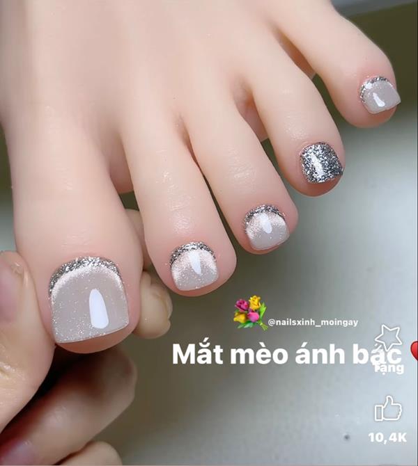 Móng chân nhẹ nhàng mắt mèo màu trắng