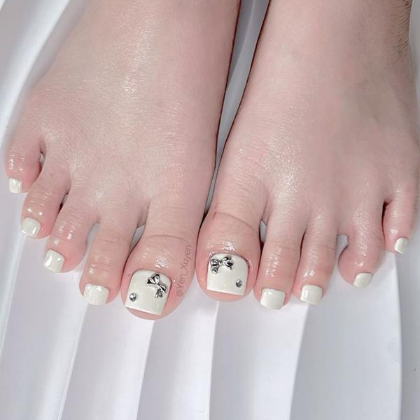 Nail chân trắng sữa đính nơ