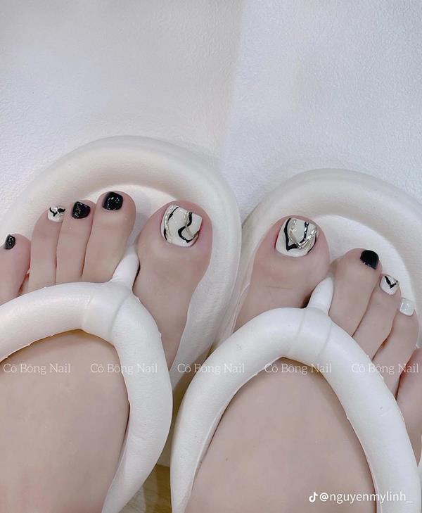 Móng chân màu đen trắng cá tính
