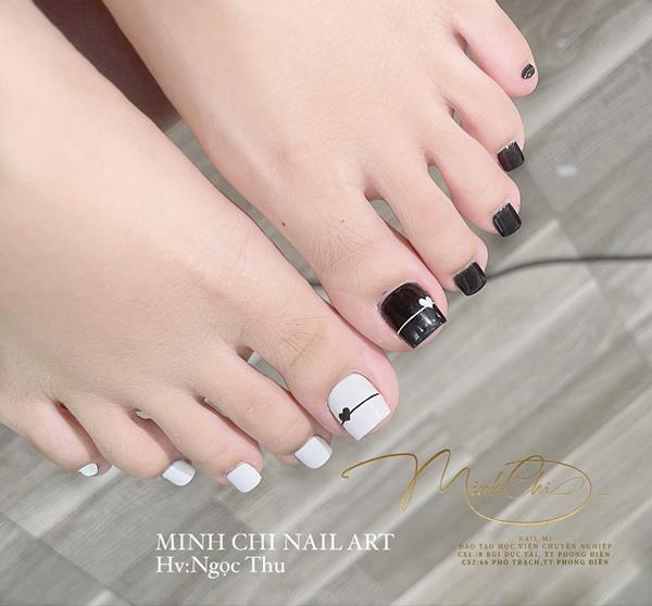 Móng chân màu đen trắng đối lập 2 bên