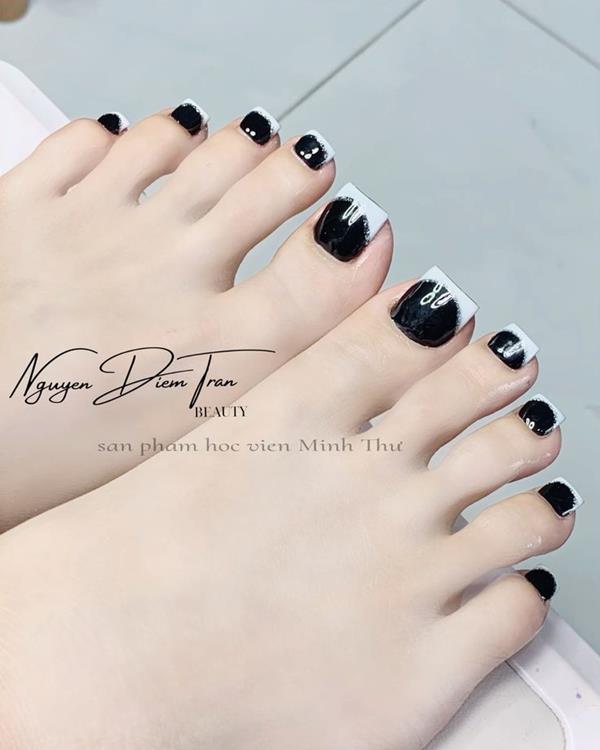 Móng chân đen sơn đầu trắng