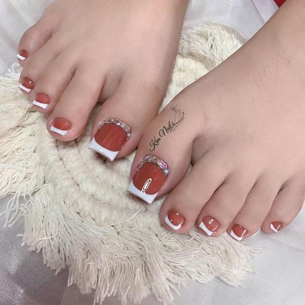 Móng chân hồng sơn đầu trắng