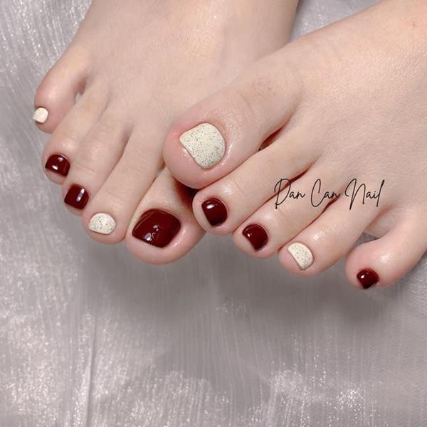 Nail chân đỏ trắng đơn giản