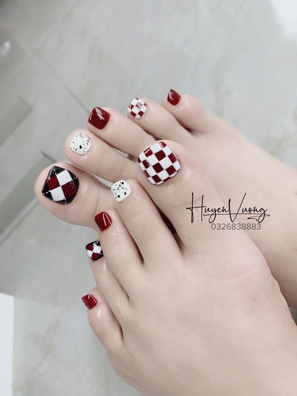 Nail chân đỏ trắng caro