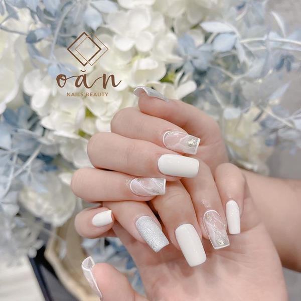 Mẫu móng tay cô dâu 2021 đơn giản