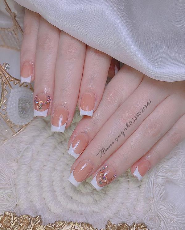 Mẫu nail đẹp cho cô dâu 2022 đầu trắng