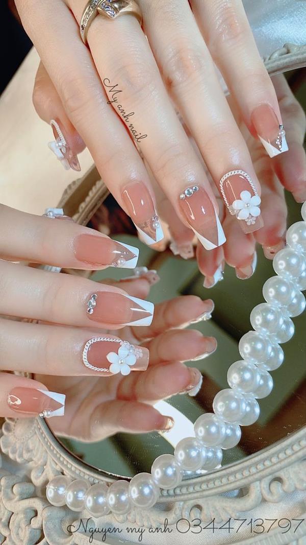 Mẫu nail đẹp cho cô dâu 2022 đính hoa