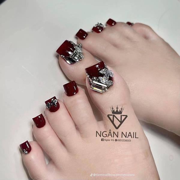 Mẫu móng chân màu đỏ đính đá đẹp