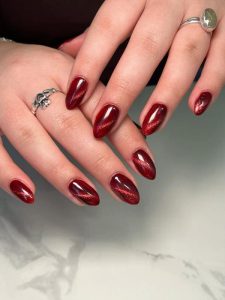 Nail màu đỏ đính đá đơn giản móng nhọn ngắn sang trọng