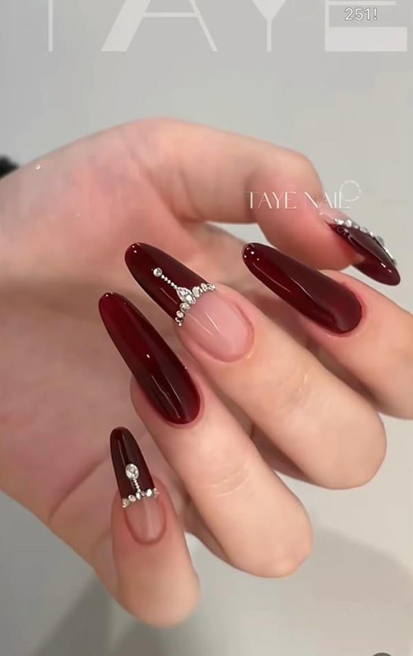 Nail tay đỏ rượu đính đá