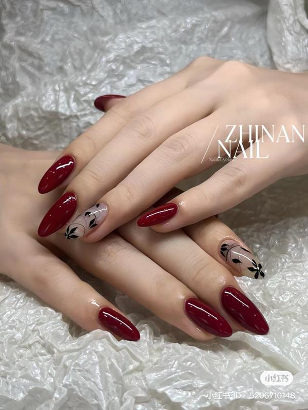 Sơn móng màu đỏ rượu đơn giản