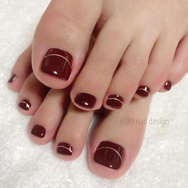 Mẫu nail sơn móng chân màu đỏ rượu sang