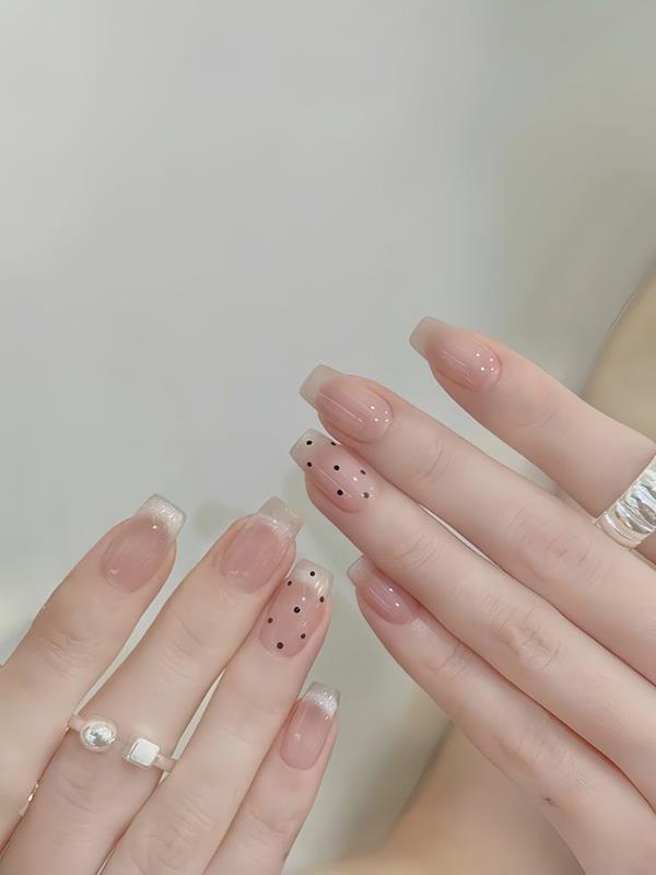 Nail tay chấm bi đơn giản