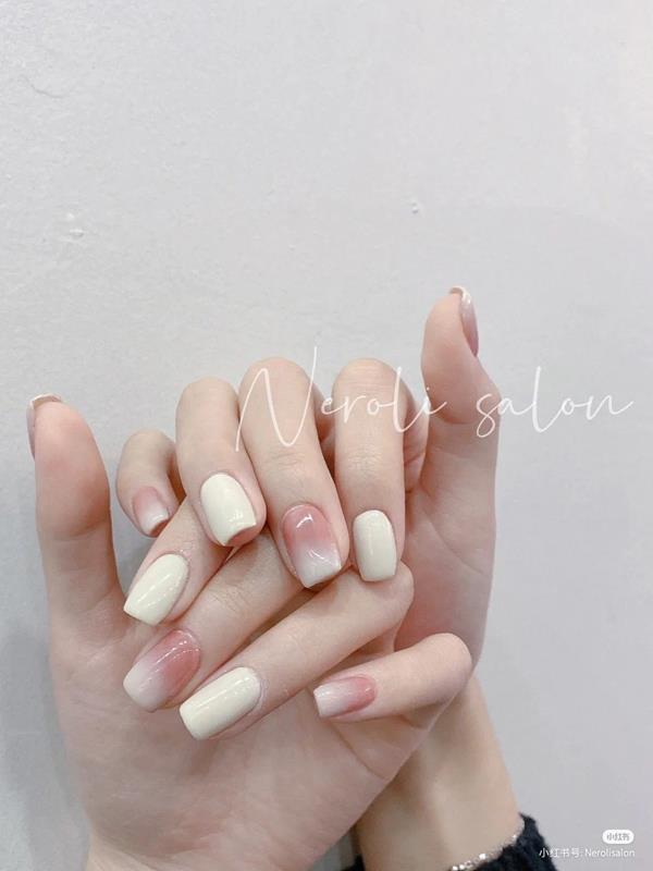Nail móng ngắn tone hồng trắng đơn giản nhẹ nhàng