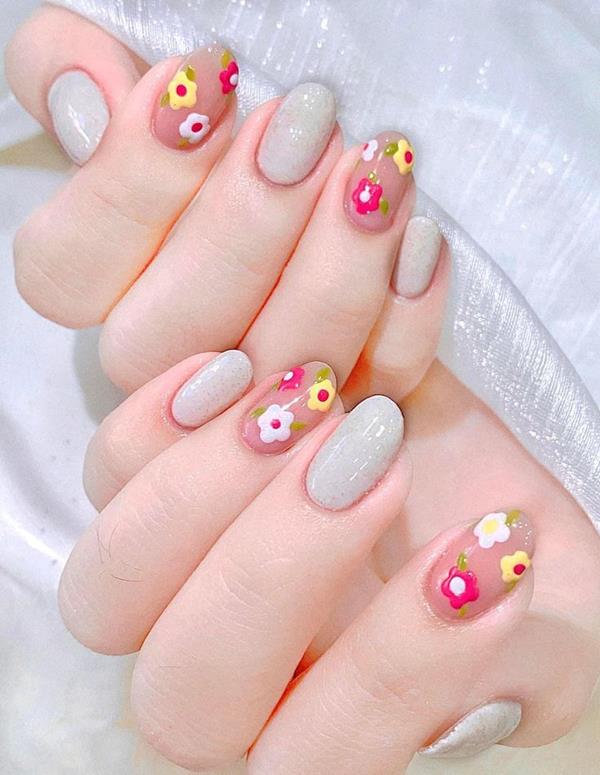 Vẽ móng tay đơn giản tone hồng xám