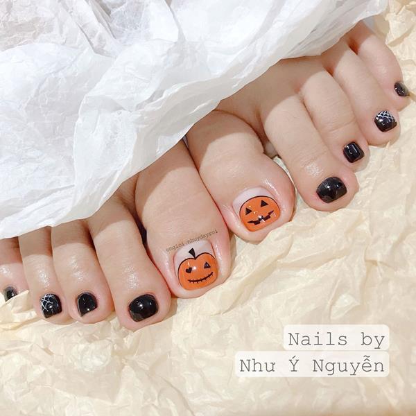Nail chân vẽ đơn giản hình bí ngô