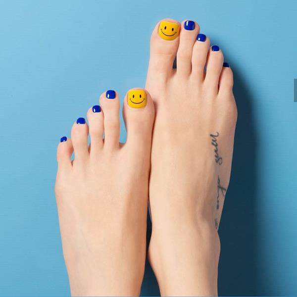 Nail chân vẽ đơn giản hình emoji mặt cười