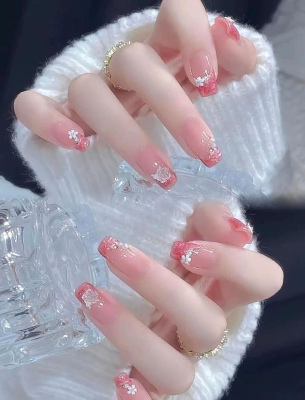 Nail tay hồng pastel đính charm hoa nữ tính