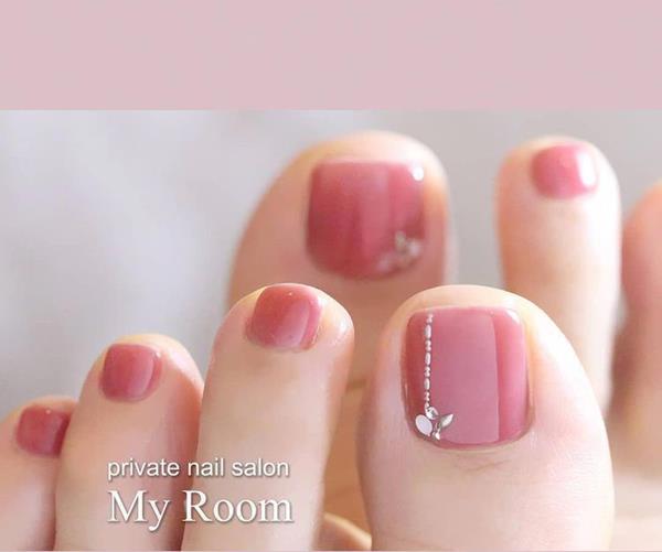 Sơn móng chân màu hồng pastel đơn giản